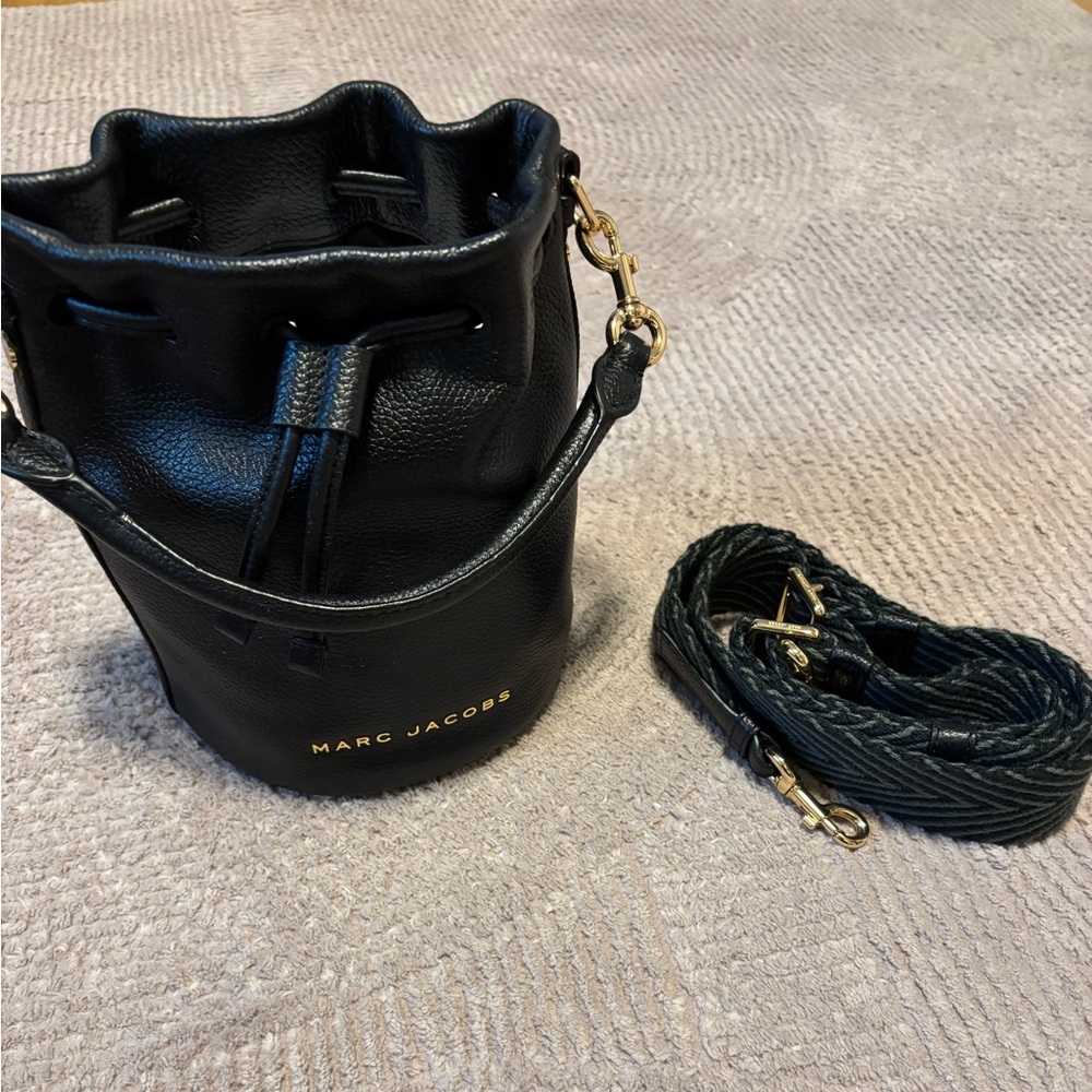 Marc Jacobs Pebbled Leather
Bucket Bag Crossbody (Black)